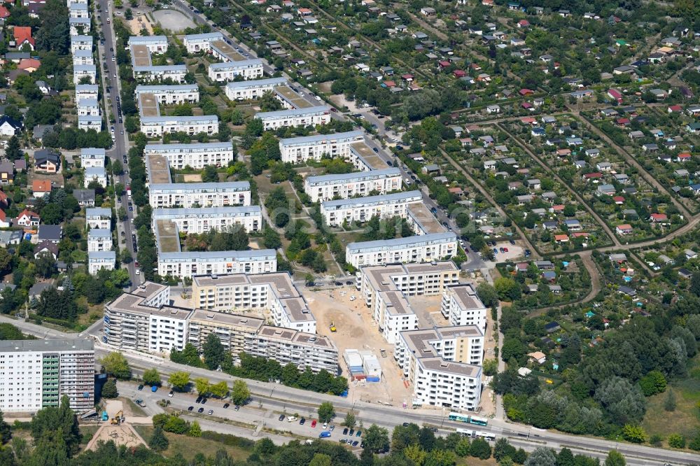 Berlin von oben - Wohngebiet einer Mehrfamilienhaussiedlung der degewo AG an der Joachim-Ringelnatz-Straße - Hans-Fallada-Straße - Cecilienstraße im Ortsteil Biesdorf in Berlin