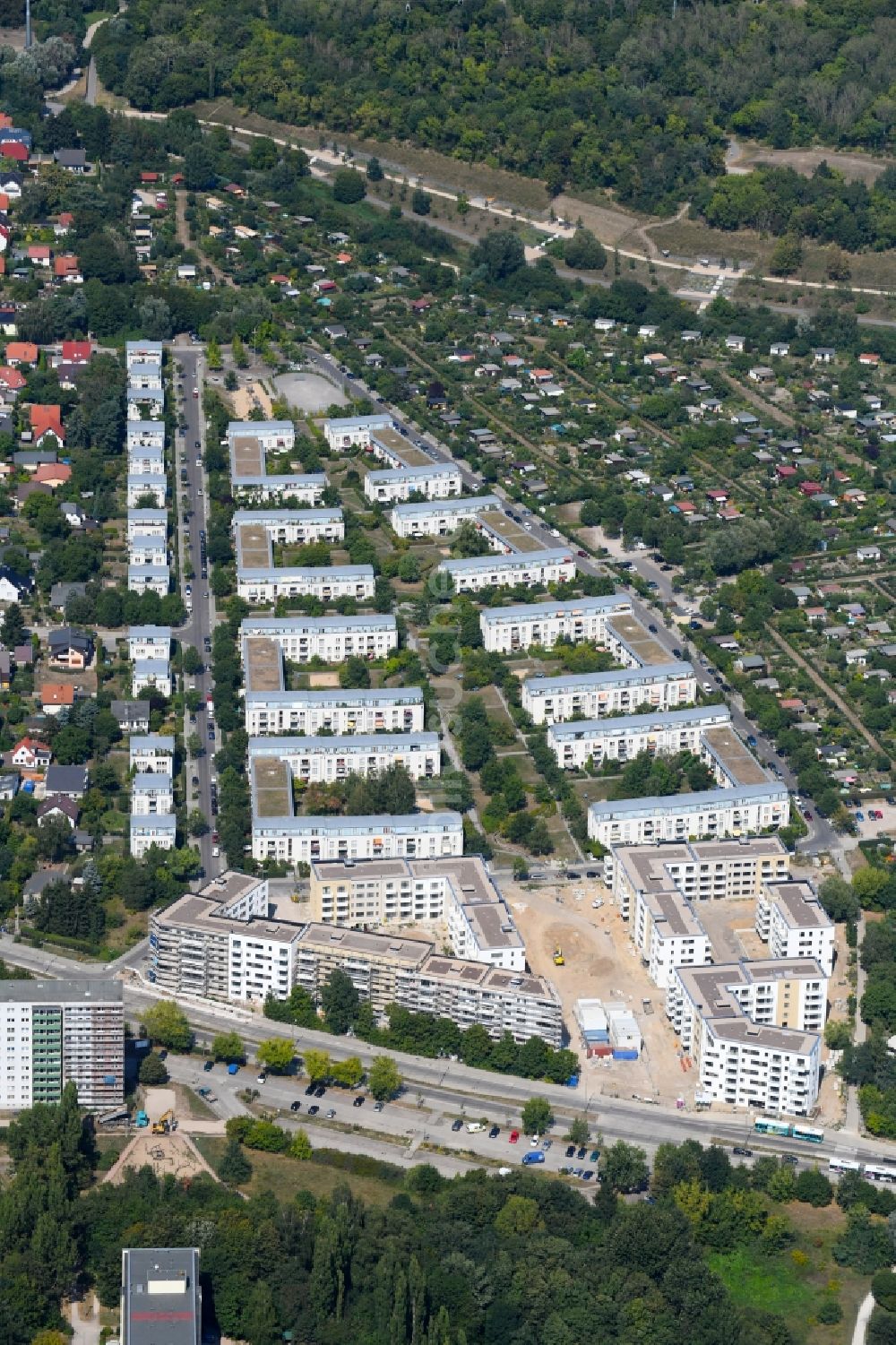 Berlin aus der Vogelperspektive: Wohngebiet einer Mehrfamilienhaussiedlung der degewo AG an der Joachim-Ringelnatz-Straße - Hans-Fallada-Straße - Cecilienstraße im Ortsteil Biesdorf in Berlin