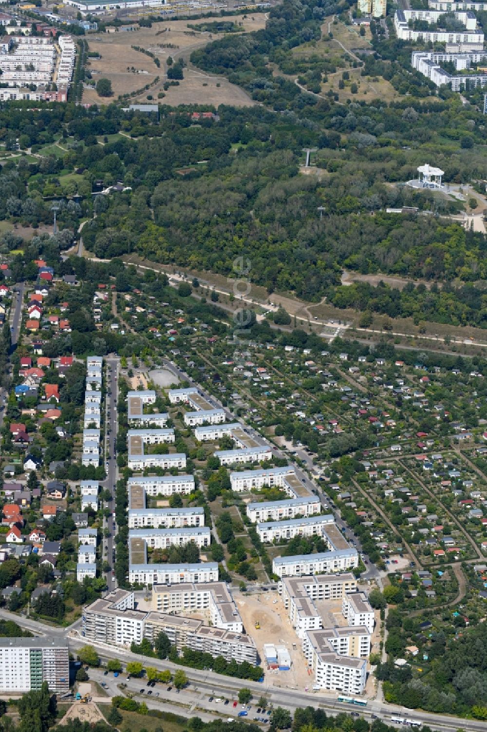 Luftbild Berlin - Wohngebiet einer Mehrfamilienhaussiedlung der degewo AG an der Joachim-Ringelnatz-Straße - Hans-Fallada-Straße - Cecilienstraße im Ortsteil Biesdorf in Berlin