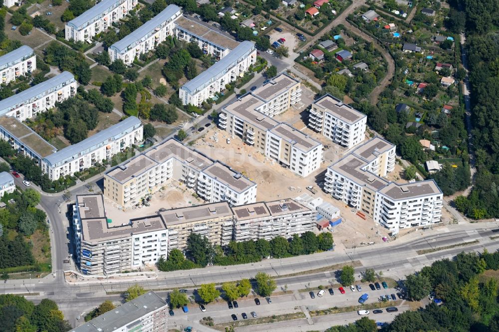 Luftaufnahme Berlin - Wohngebiet einer Mehrfamilienhaussiedlung der degewo AG an der Joachim-Ringelnatz-Straße - Hans-Fallada-Straße - Cecilienstraße im Ortsteil Biesdorf in Berlin