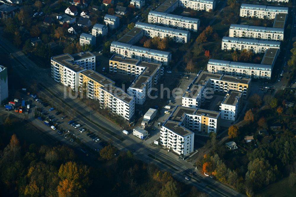 Berlin aus der Vogelperspektive: Wohngebiet einer Mehrfamilienhaussiedlung der degewo AG an der Joachim-Ringelnatz-Straße - Hans-Fallada-Straße - Cecilienstraße im Ortsteil Biesdorf in Berlin