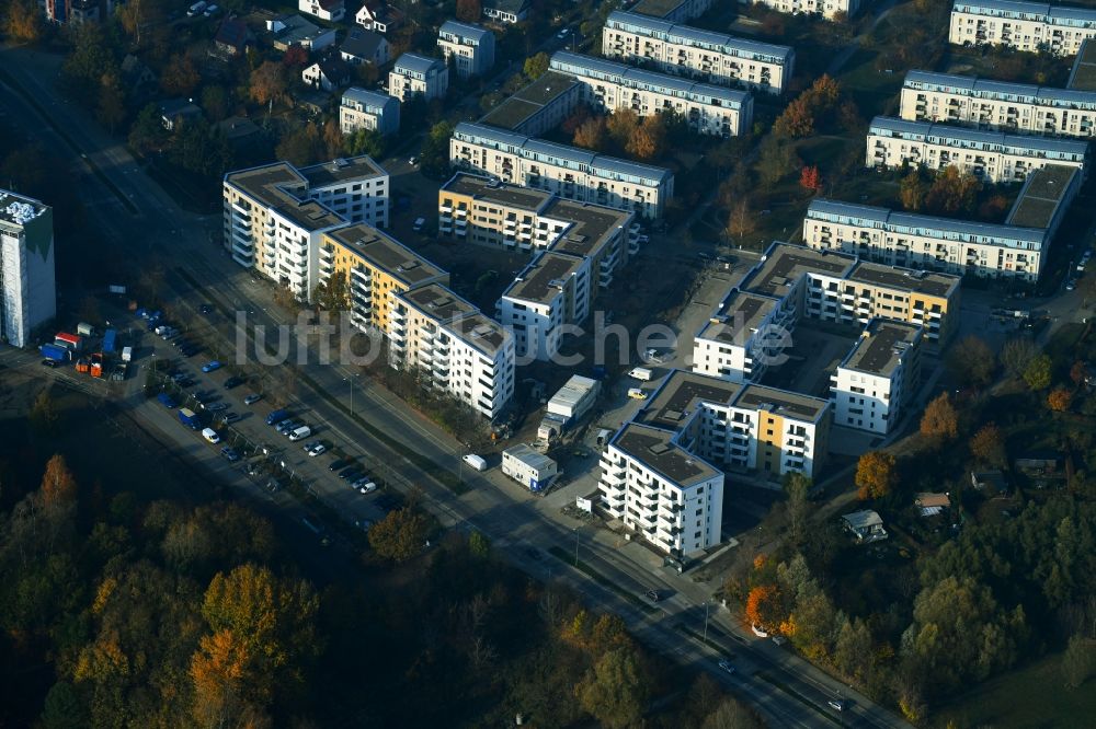 Luftbild Berlin - Wohngebiet einer Mehrfamilienhaussiedlung der degewo AG an der Joachim-Ringelnatz-Straße - Hans-Fallada-Straße - Cecilienstraße im Ortsteil Biesdorf in Berlin