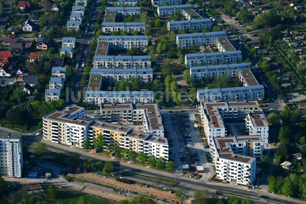 Berlin von oben - Wohngebiet einer Mehrfamilienhaussiedlung der degewo AG im Ortsteil Biesdorf in Berlin