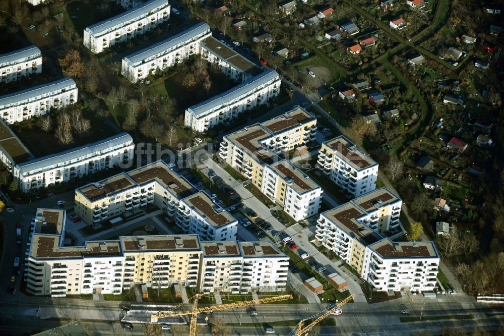 Luftaufnahme Berlin - Wohngebiet einer Mehrfamilienhaussiedlung der degewo AG im Ortsteil Biesdorf in Berlin