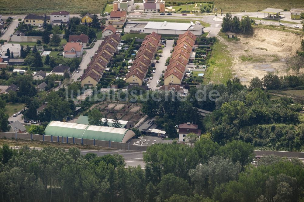 Luftbild Fischamend - Wohngebiet einer Mehrfamilienhaussiedlung am Doktor-Winter-Weg im Westen von Fischamend in Niederösterreich, Österreich