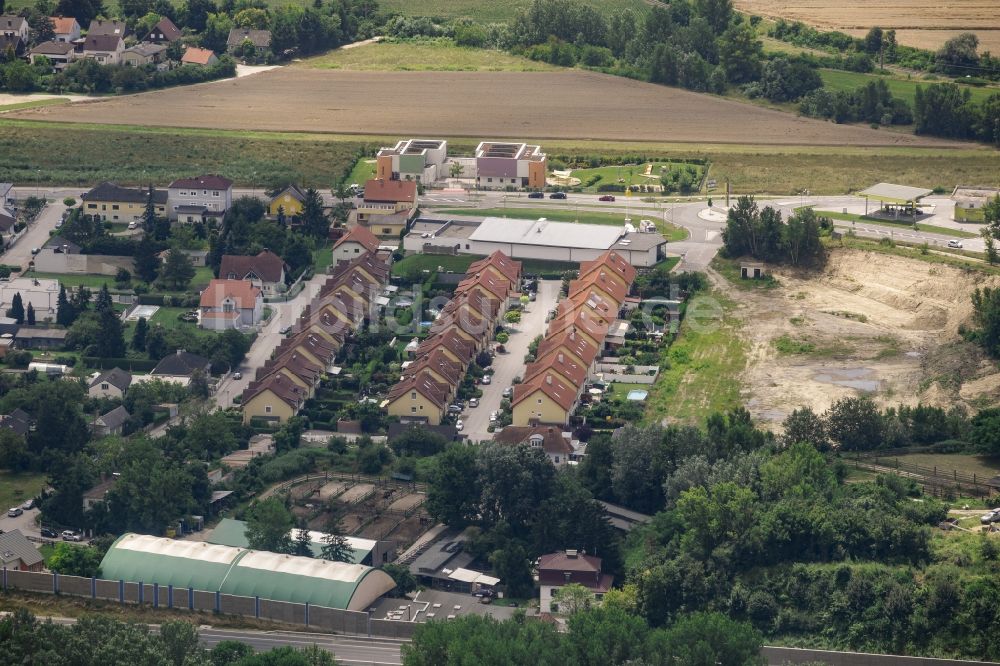 Luftaufnahme Fischamend - Wohngebiet einer Mehrfamilienhaussiedlung am Doktor-Winter-Weg im Westen von Fischamend in Niederösterreich, Österreich