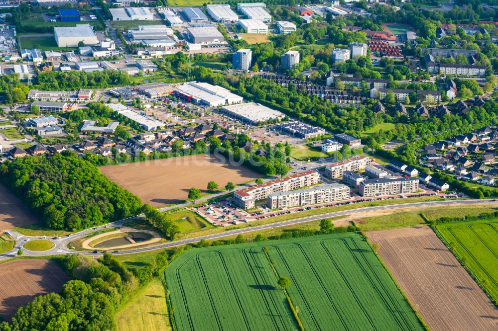 Schwarzenbek von oben - Wohngebiet der Mehrfamilienhaussiedlung im Dreiangel in Schwarzenbek im Bundesland Schleswig-Holstein, Deutschland