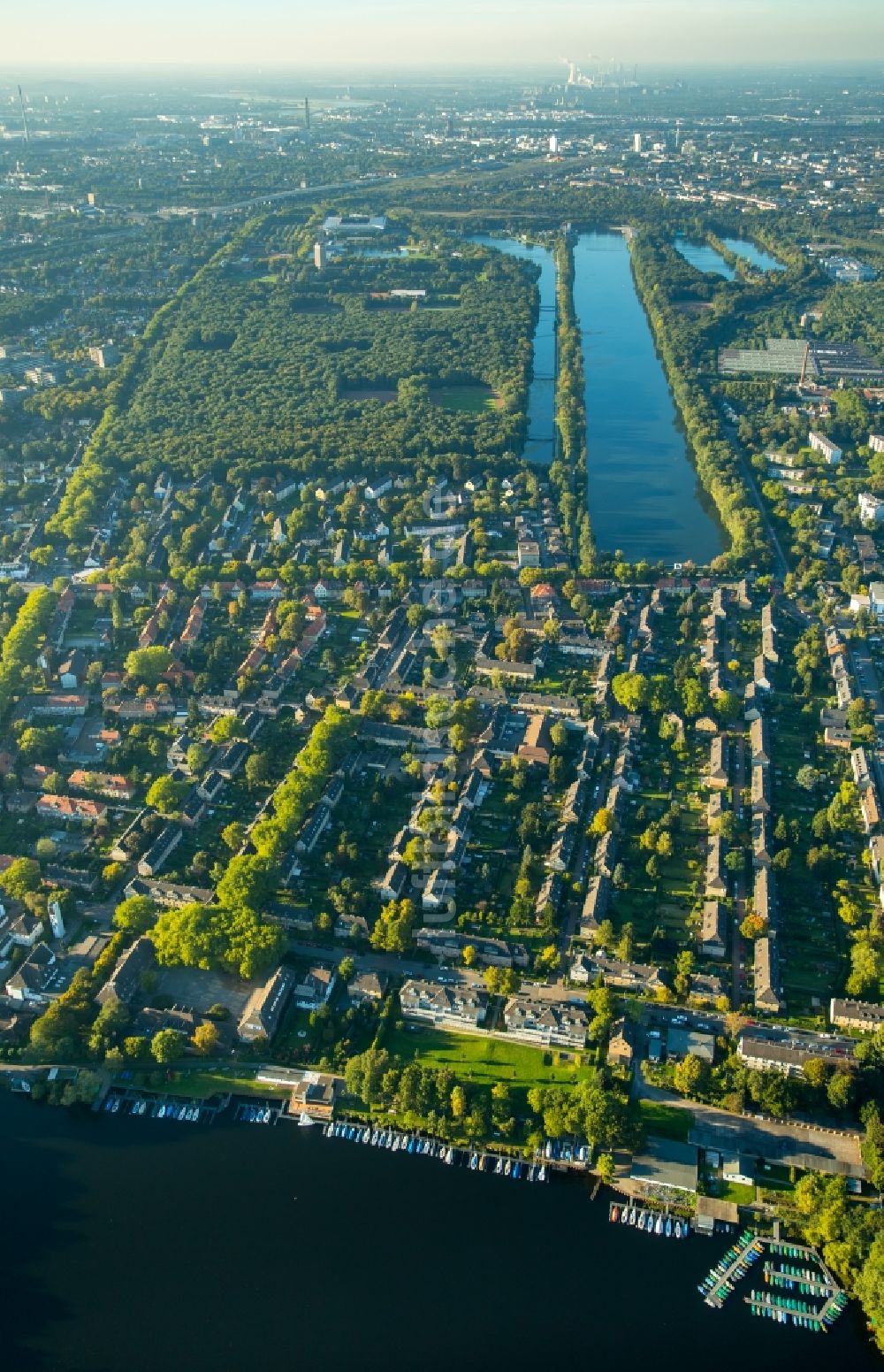 Luftbild Duisburg - Wohngebiet einer Mehrfamilienhaussiedlung in Duisburg im Bundesland Nordrhein-Westfalen