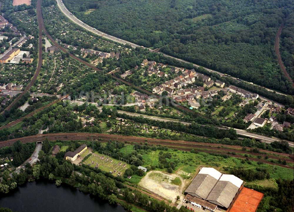 Duisburg von oben - Wohngebiet einer Mehrfamilienhaussiedlung in Duisburg im Bundesland Nordrhein-Westfalen