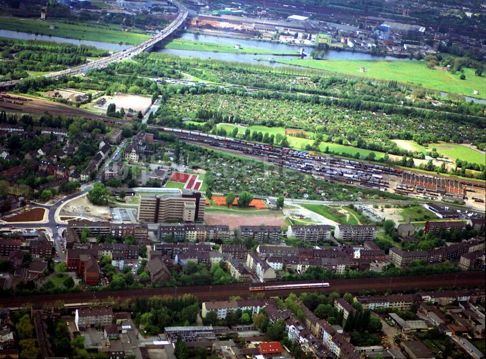 Luftbild Duisburg - Wohngebiet einer Mehrfamilienhaussiedlung in Duisburg im Bundesland Nordrhein-Westfalen