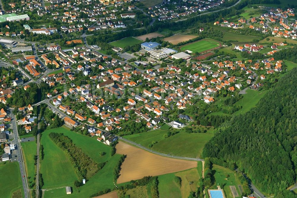 Ebern aus der Vogelperspektive: Wohngebiet einer Mehrfamilienhaussiedlung in Ebern im Landkreis Haßberge im Bundesland Bayern