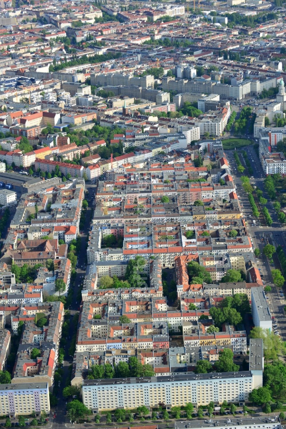 Luftaufnahme Berlin - Wohngebiet einer Mehrfamilienhaussiedlung an der Ebertystraße im Stadtteil Friedrichshain in Berlin