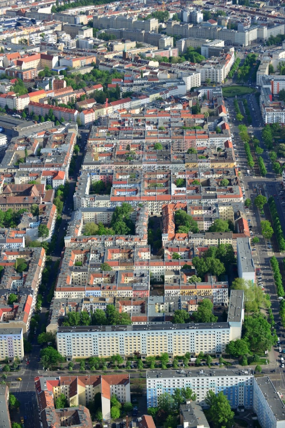 Berlin von oben - Wohngebiet einer Mehrfamilienhaussiedlung an der Ebertystraße im Stadtteil Friedrichshain in Berlin