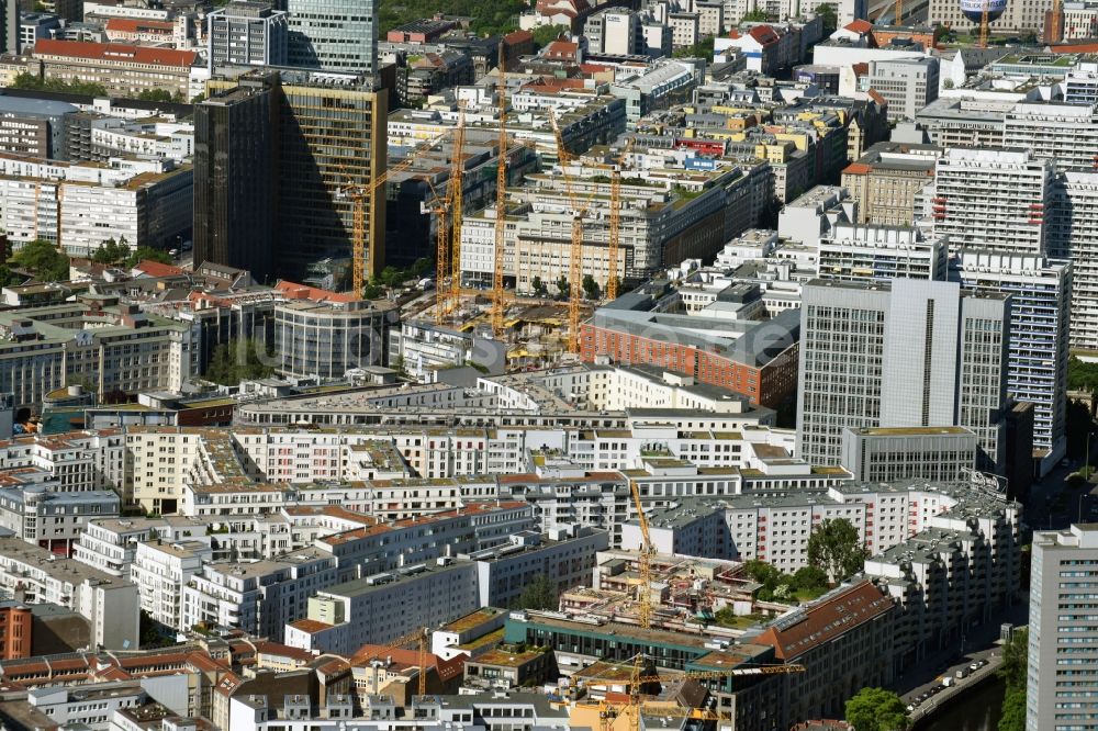 Berlin aus der Vogelperspektive: Wohngebiet der Mehrfamilienhaussiedlung Elisabeth-Mara-Straße - Wallstraße im Ortsteil Mitte in Berlin, Deutschland