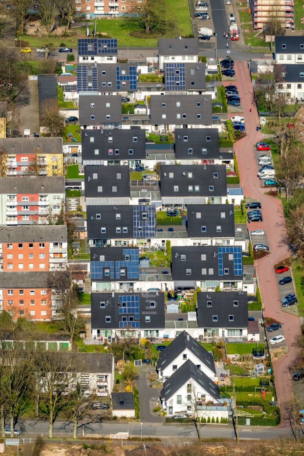 Voerde (Niederrhein) von oben - Wohngebiet der Mehrfamilienhaussiedlung entlang der Bahnhofstraße - Barbarastraße in Voerde (Niederrhein) im Bundesland Nordrhein-Westfalen, Deutschland