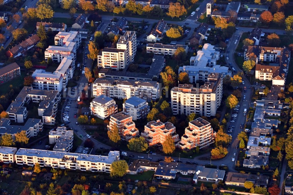 Luftaufnahme Lübeck - Wohngebiet der Mehrfamilienhaussiedlung entlang der Brahmstraße - Brucknerstraße in Lübeck im Bundesland Schleswig-Holstein, Deutschland