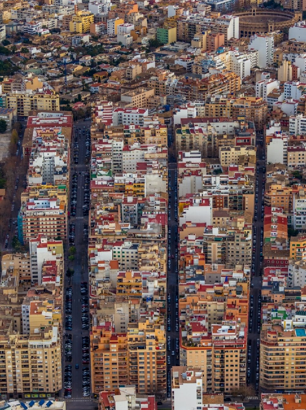 Palma aus der Vogelperspektive: Wohngebiet der Mehrfamilienhaussiedlung entlang der Carrer d'Andreu Feliu im Ortsteil Bons Aires in Palma in Balearische Insel Mallorca, Spanien