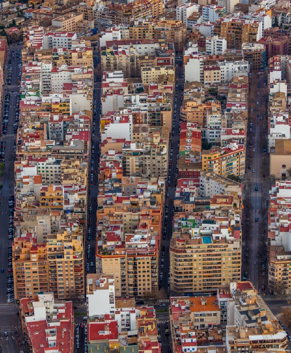 Luftaufnahme Palma - Wohngebiet der Mehrfamilienhaussiedlung entlang der Carrer d'Andreu Feliu im Ortsteil Bons Aires in Palma in Balearische Insel Mallorca, Spanien