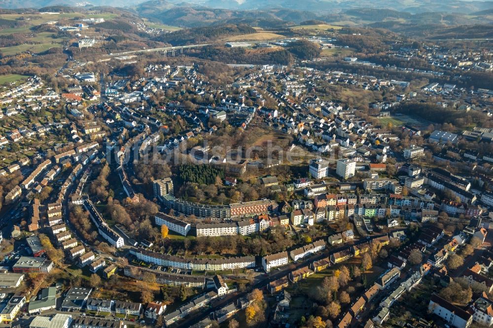 Lüdenscheid aus der Vogelperspektive: Wohngebiet der Mehrfamilienhaussiedlung entlang der Elsa-Brändström-Straße - Werdohler Straße in Lüdenscheid im Bundesland Nordrhein-Westfalen, Deutschland