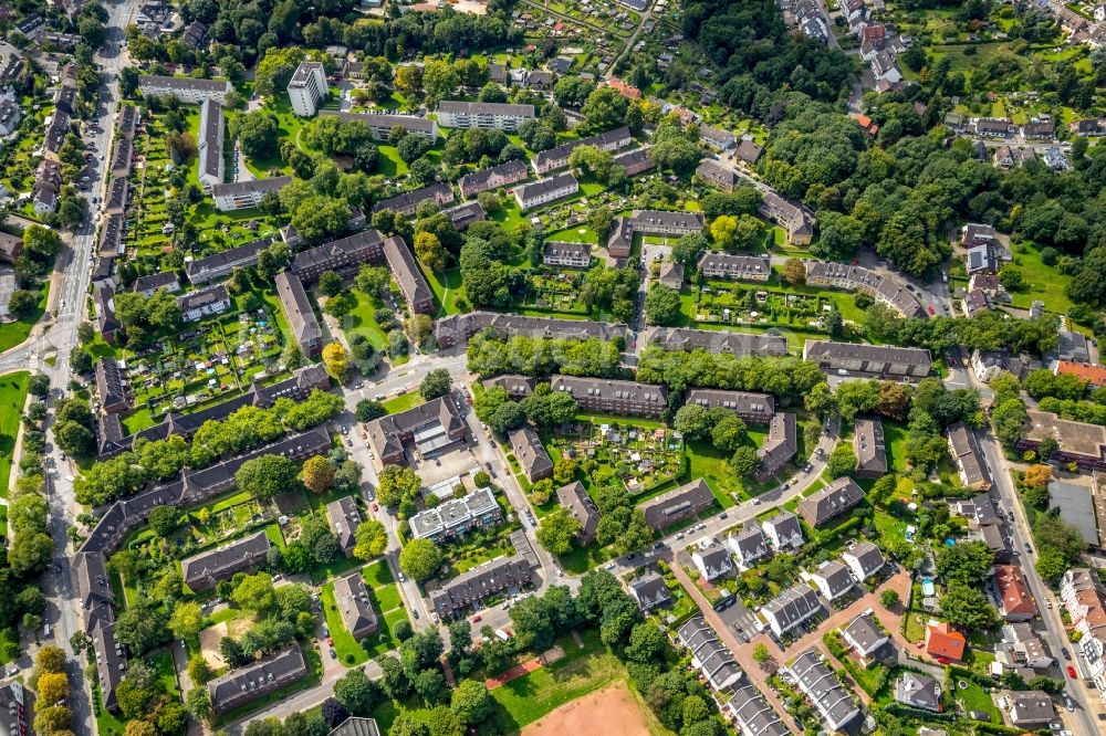 Essen von oben - Wohngebiet der Mehrfamilienhaussiedlung entlang der Fürstäbtissenstraße und der Johann-Kruse-Str. in Essen im Bundesland Nordrhein-Westfalen - NRW, Deutschland