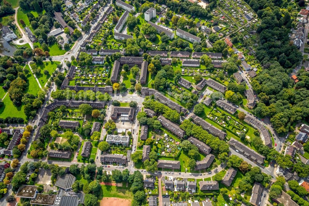 Essen aus der Vogelperspektive: Wohngebiet der Mehrfamilienhaussiedlung entlang der Fürstäbtissenstraße und der Johann-Kruse-Str. in Essen im Bundesland Nordrhein-Westfalen - NRW, Deutschland