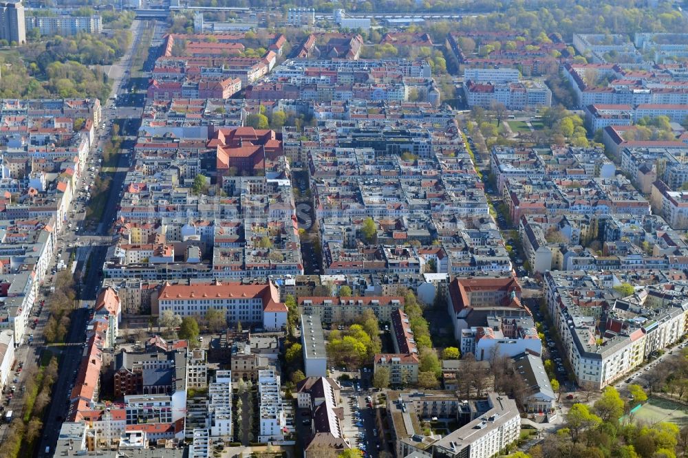 Luftaufnahme Berlin - Wohngebiet der Mehrfamilienhaussiedlung entlang der Greifswalder Straße - Bötzowstraße im Ortsteil Prenzlauer Berg in Berlin, Deutschland