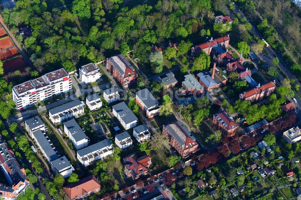 Luftbild Berlin - Wohngebiet der Mehrfamilienhaussiedlung entlang der Hannemannstraße - Riesestraße im Ortsteil Britz in Berlin, Deutschland