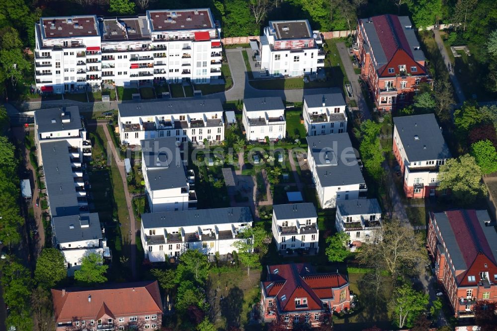 Berlin von oben - Wohngebiet der Mehrfamilienhaussiedlung entlang der Hannemannstraße - Riesestraße im Ortsteil Britz in Berlin, Deutschland