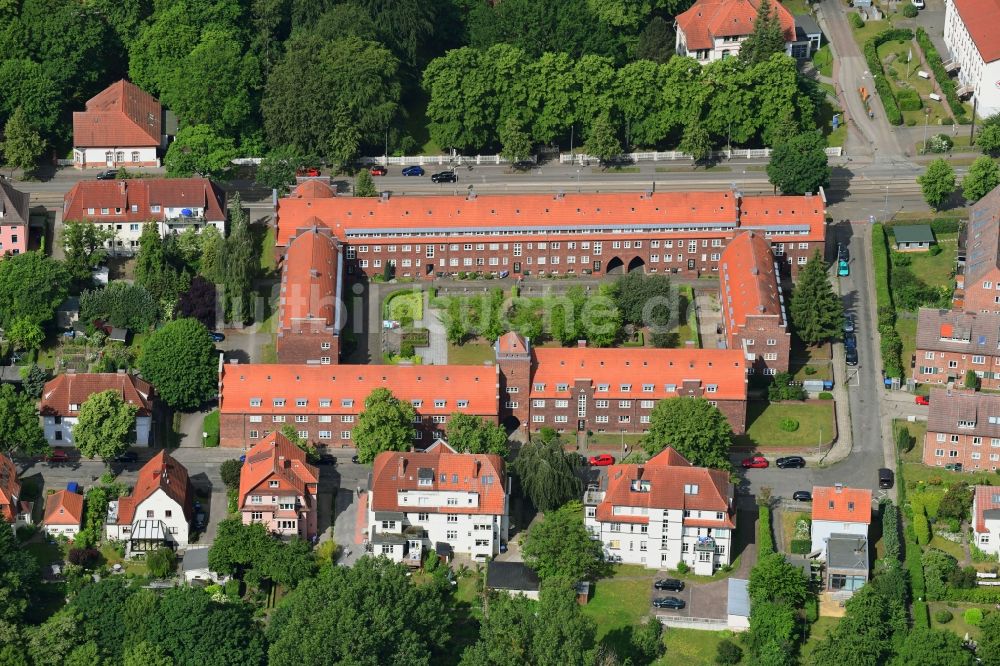 Schwerin von oben - Wohngebiet der Mehrfamilienhaussiedlung entlang der Dr.-Hans-Wolf-Straße in Schwerin im Bundesland Mecklenburg-Vorpommern, Deutschland