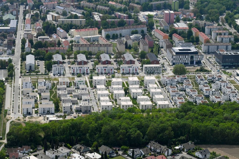 Ingolstadt aus der Vogelperspektive: Wohngebiet der Mehrfamilienhaussiedlung entlang der Inge-Meysel-Straße - Marlene-Dietrich-Straße in Ingolstadt im Bundesland Bayern, Deutschland