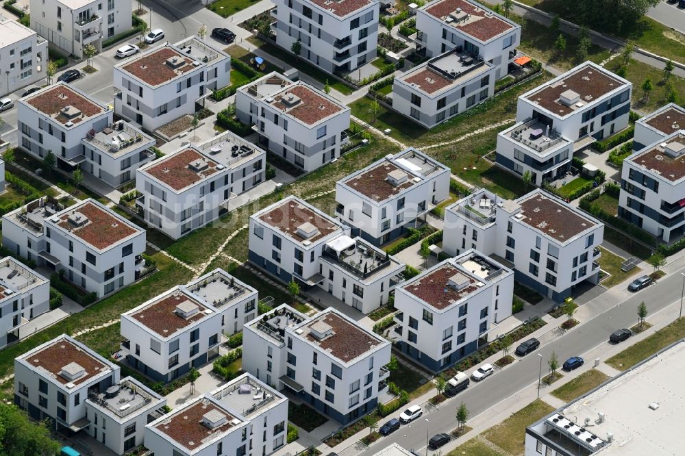 Ingolstadt aus der Vogelperspektive: Wohngebiet der Mehrfamilienhaussiedlung entlang der Inge-Meysel-Straße - Marlene-Dietrich-Straße in Ingolstadt im Bundesland Bayern, Deutschland