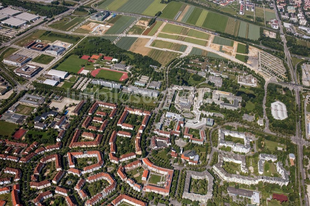 Luftaufnahme Augsburg - Wohngebiet der Mehrfamilienhaussiedlung entlang der Josef-Priller-Straße - Professor-Messerschmitt-Straße in Augsburg im Bundesland Bayern, Deutschland