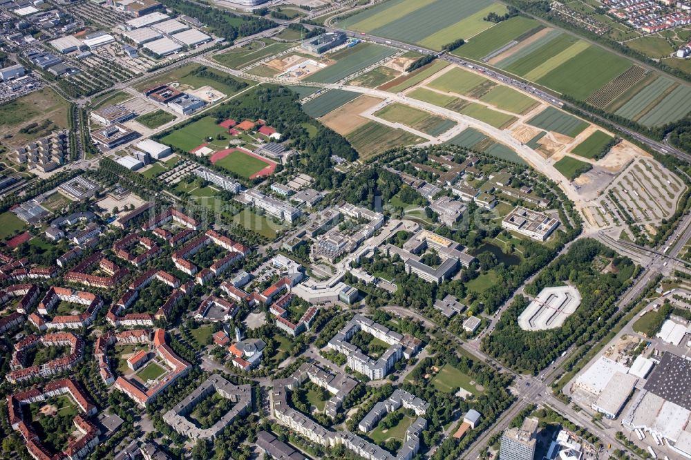 Augsburg von oben - Wohngebiet der Mehrfamilienhaussiedlung entlang der Josef-Priller-Straße - Professor-Messerschmitt-Straße in Augsburg im Bundesland Bayern, Deutschland