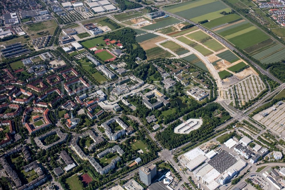 Augsburg aus der Vogelperspektive: Wohngebiet der Mehrfamilienhaussiedlung entlang der Josef-Priller-Straße - Professor-Messerschmitt-Straße in Augsburg im Bundesland Bayern, Deutschland