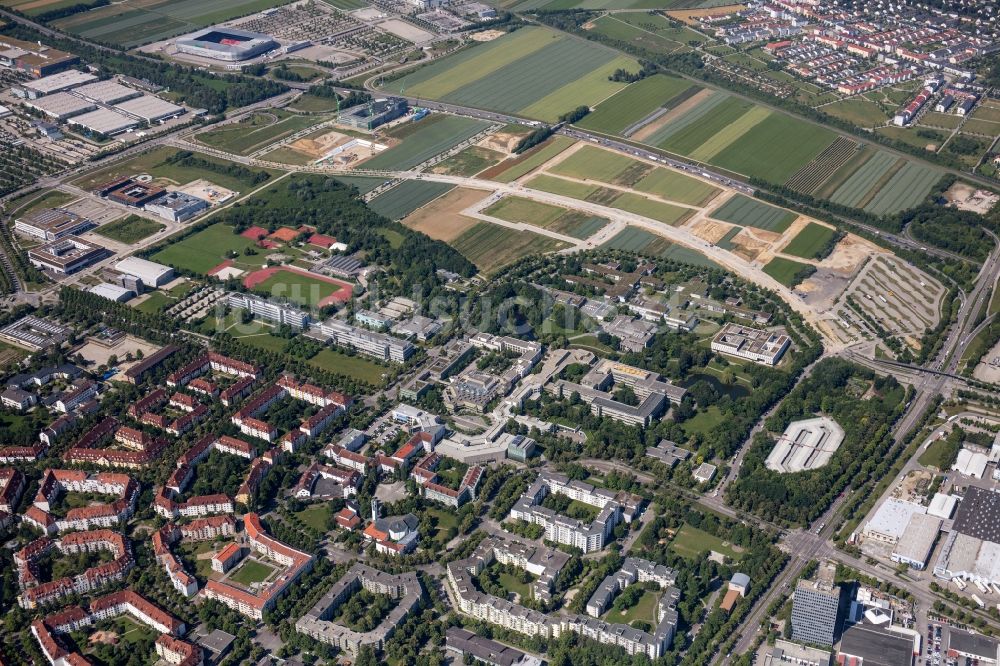 Augsburg von oben - Wohngebiet der Mehrfamilienhaussiedlung entlang der Josef-Priller-Straße - Professor-Messerschmitt-Straße in Augsburg im Bundesland Bayern, Deutschland