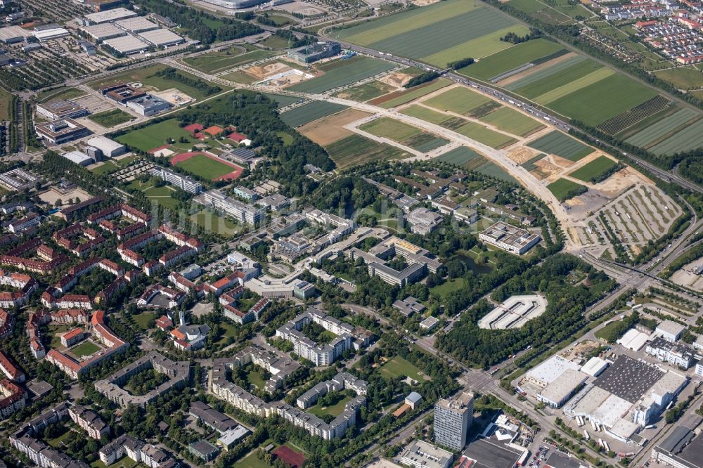 Augsburg aus der Vogelperspektive: Wohngebiet der Mehrfamilienhaussiedlung entlang der Josef-Priller-Straße - Professor-Messerschmitt-Straße in Augsburg im Bundesland Bayern, Deutschland