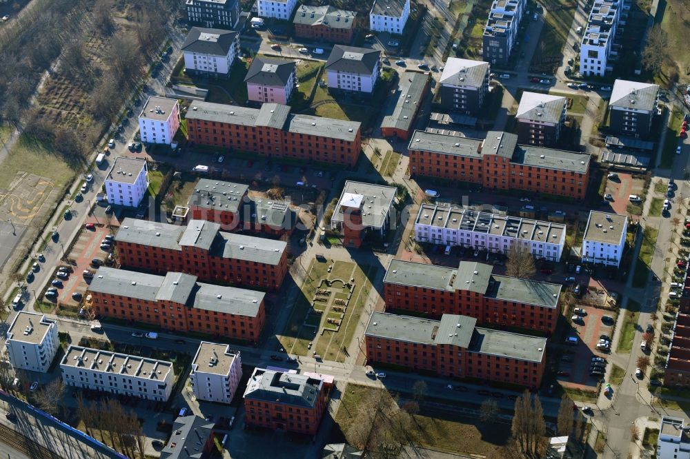 Luftbild Berlin - Wohngebiet der Mehrfamilienhaussiedlung entlang der Karl-Wilker-Straße - Friedrich-Jacobs-Promenade im Ortsteil Rummelsburg in Berlin, Deutschland