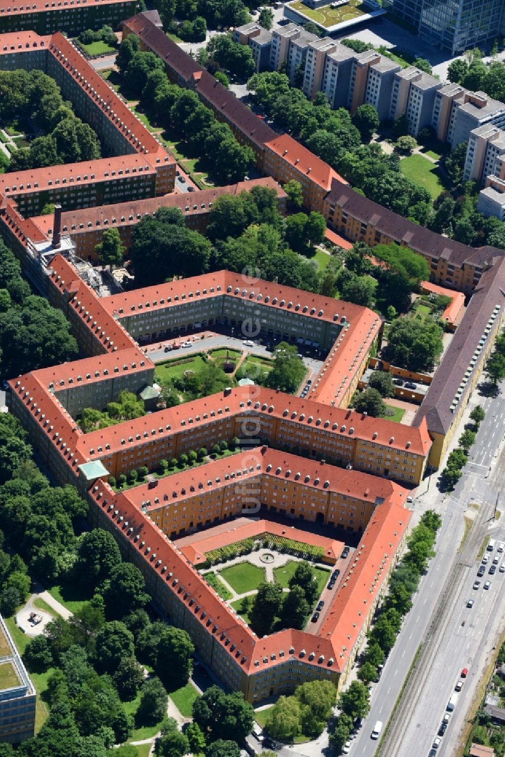 Luftbild München - Wohngebiet der Mehrfamilienhaussiedlung entlang der Lampadiusstraße - Dachauer Straße - Franz-Marc-Straße im Ortsteil Moosach in München im Bundesland Bayern, Deutschland