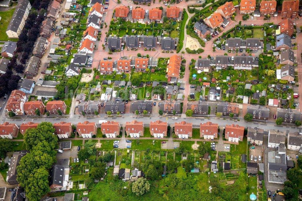 Luftaufnahme Gladbeck - Wohngebiet der Mehrfamilienhaussiedlung entlang der Landstraße in Gladbeck im Bundesland Nordrhein-Westfalen - NRW, Deutschland