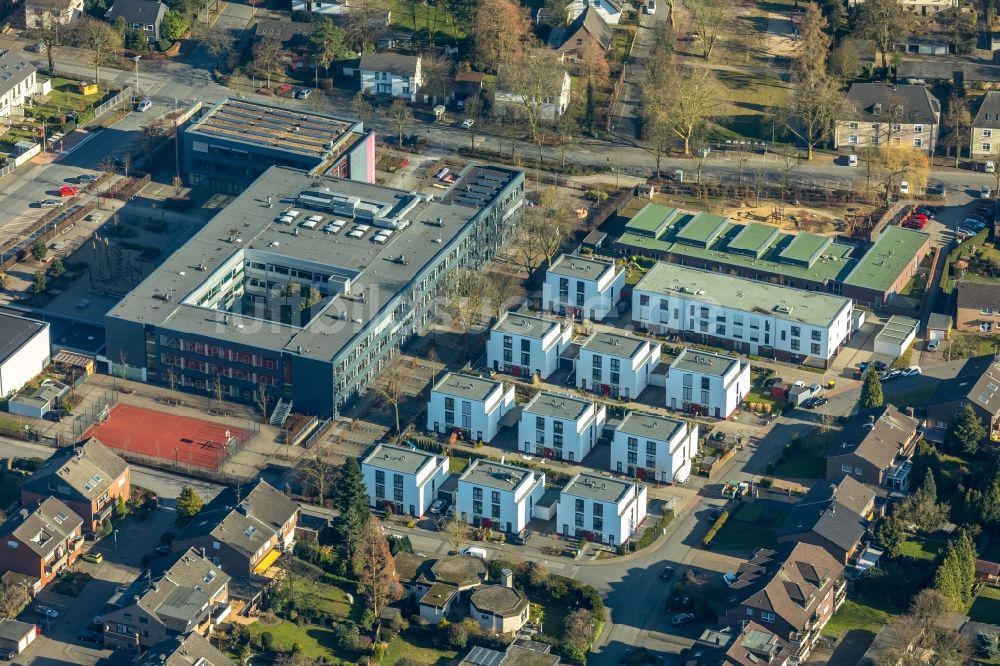 Dinslaken von oben - Wohngebiet der Mehrfamilienhaussiedlung entlang der Matthias-Claudius-Straße in Dinslaken im Bundesland Nordrhein-Westfalen, Deutschland