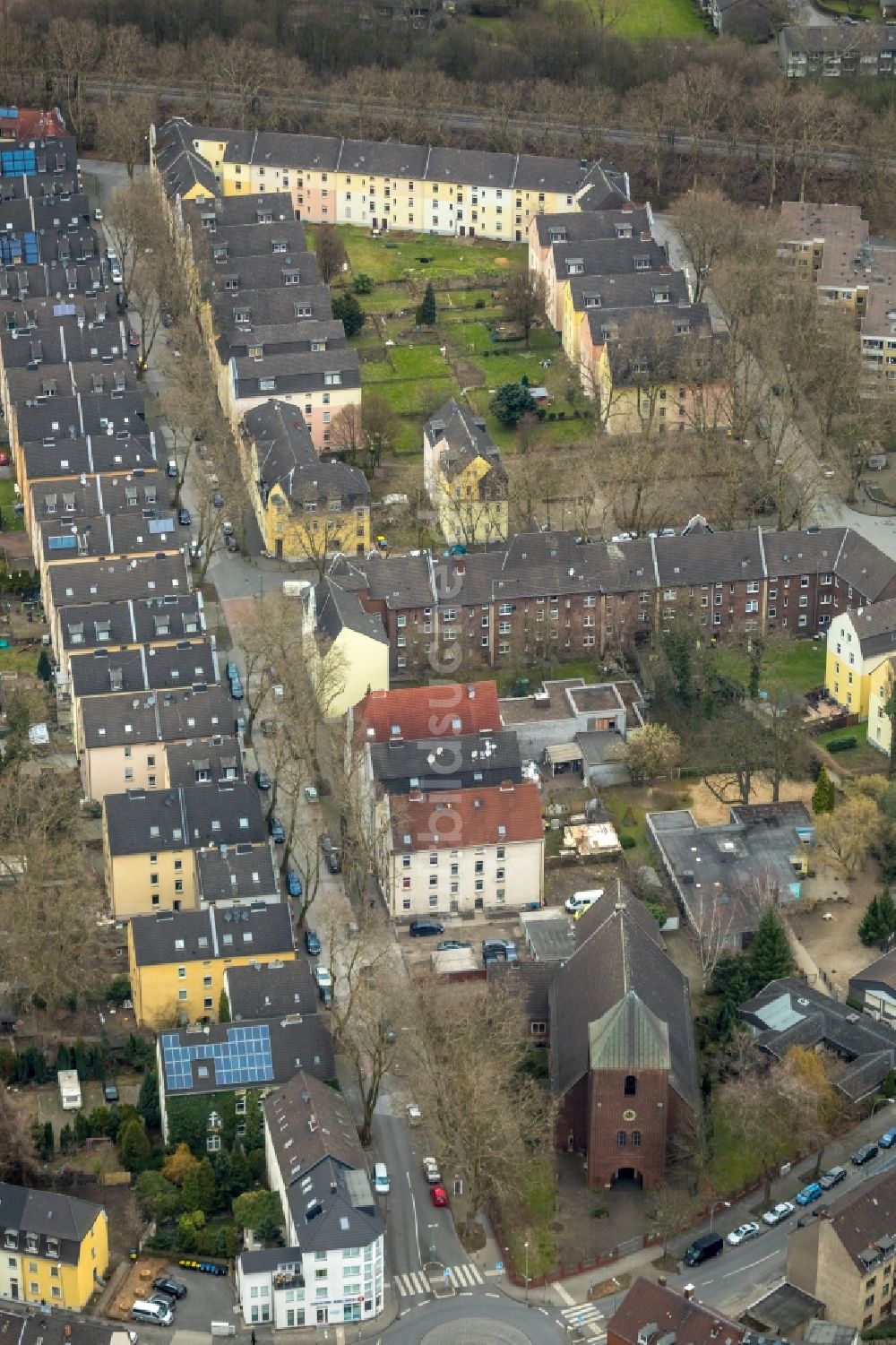 Duisburg von oben - Wohngebiet der Mehrfamilienhaussiedlung entlang der Neubreisacher Straße in Duisburg im Bundesland Nordrhein-Westfalen, Deutschland