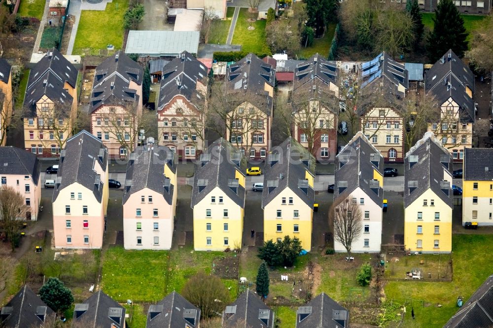 Duisburg von oben - Wohngebiet der Mehrfamilienhaussiedlung entlang der Neubreisacher Straße in Duisburg im Bundesland Nordrhein-Westfalen, Deutschland