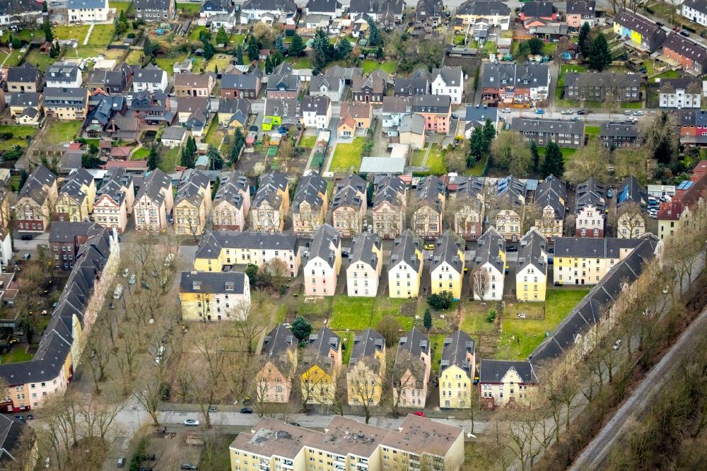 Duisburg aus der Vogelperspektive: Wohngebiet der Mehrfamilienhaussiedlung entlang der Neubreisacher Straße in Duisburg im Bundesland Nordrhein-Westfalen, Deutschland