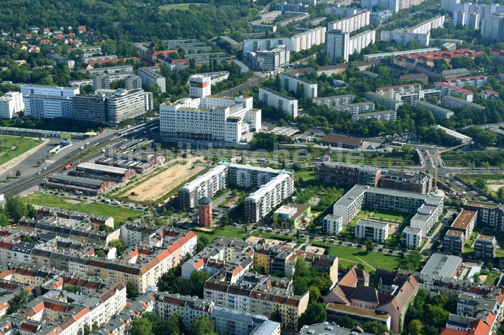 Berlin aus der Vogelperspektive: Wohngebiet der Mehrfamilienhaussiedlung entlang der Otto-Ostrowski-Straße - Hausburgstraße - Kochhannstraße in Berlin, Deutschland