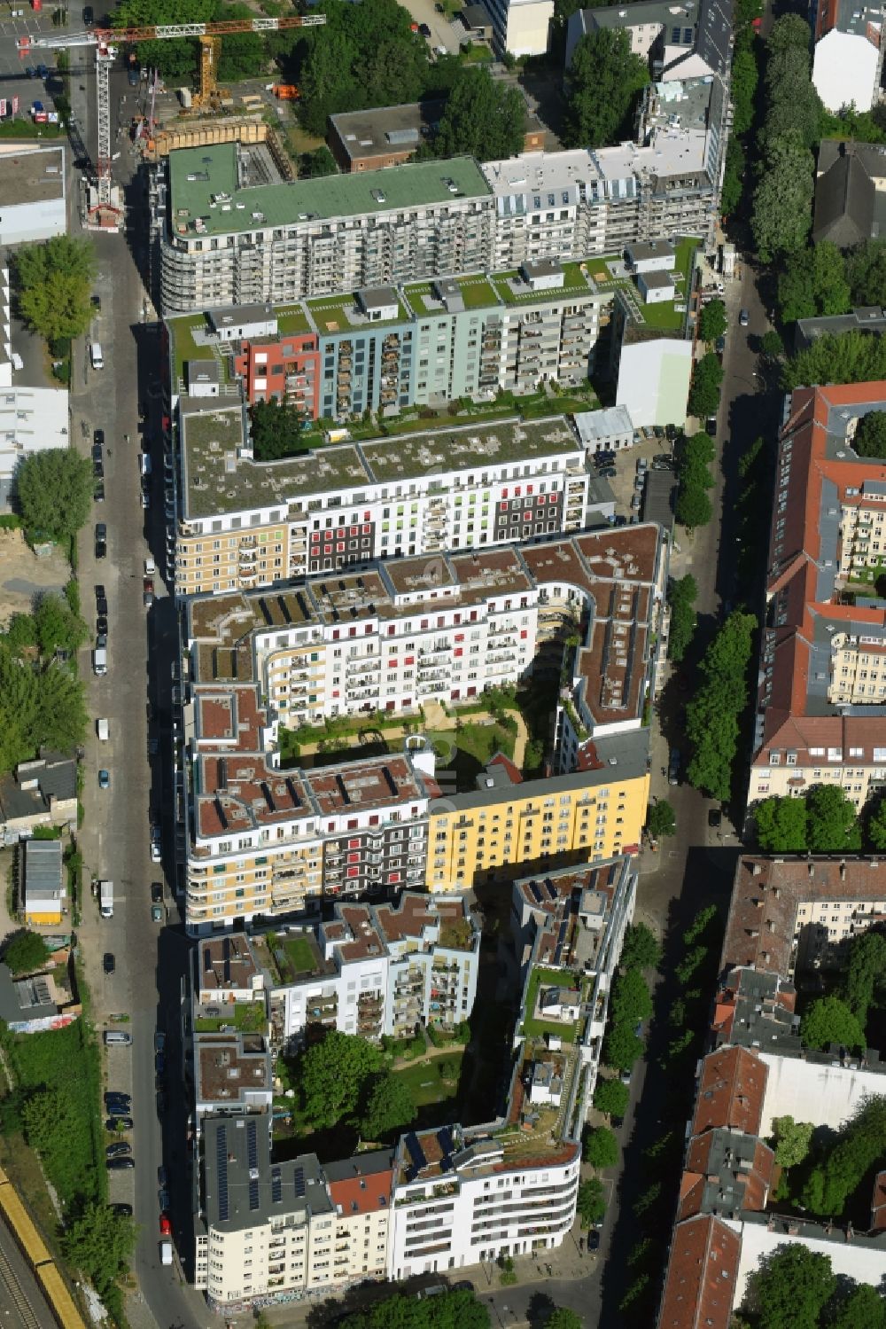 Luftaufnahme Berlin - Wohngebiet der Mehrfamilienhaussiedlung entlang der Revaler Straße - Simplonstraße im Ortsteil Friedrichshain-Kreuzberg in Berlin, Deutschland