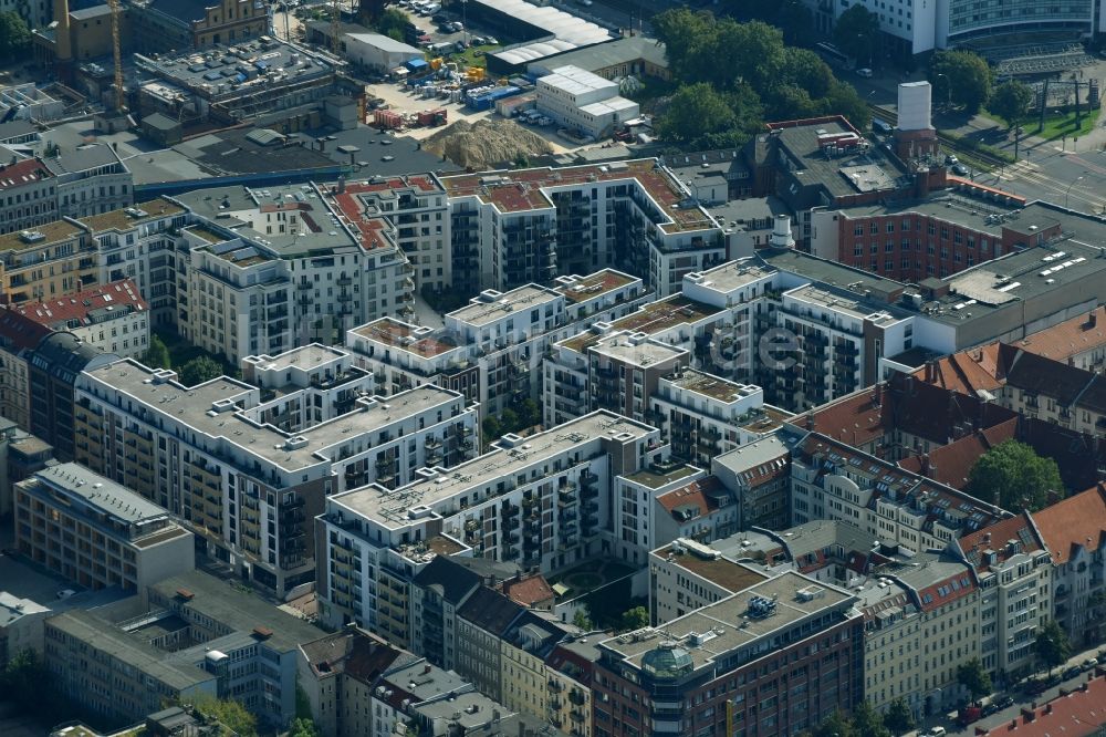 Berlin aus der Vogelperspektive: Wohngebiet der Mehrfamilienhaussiedlung entlang der Saarbrücker Straße - Straßburger Straße - Torstraße - Prenzlauer Allee im Ortsteil Bezirk Pankow in Berlin, Deutschland