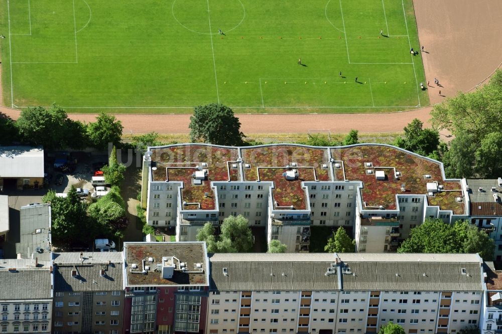 Berlin aus der Vogelperspektive: Wohngebiet der Mehrfamilienhaussiedlung entlang der Silbersteinstraße in Berlin, Deutschland