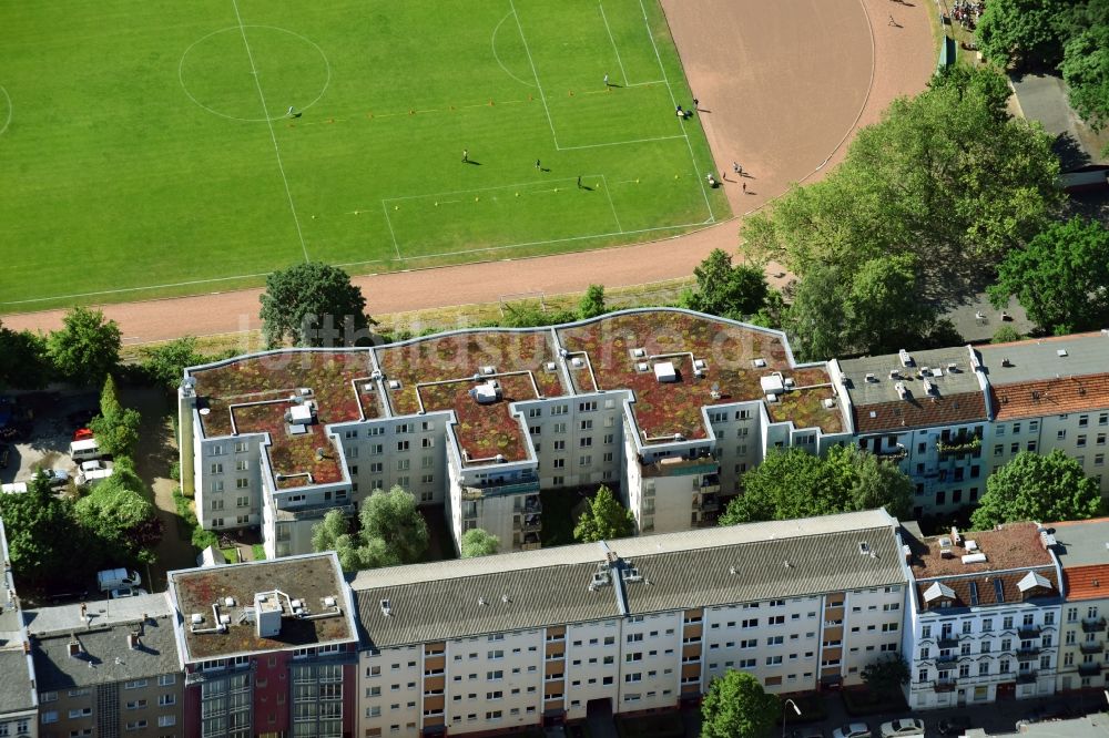 Luftaufnahme Berlin - Wohngebiet der Mehrfamilienhaussiedlung entlang der Silbersteinstraße in Berlin, Deutschland