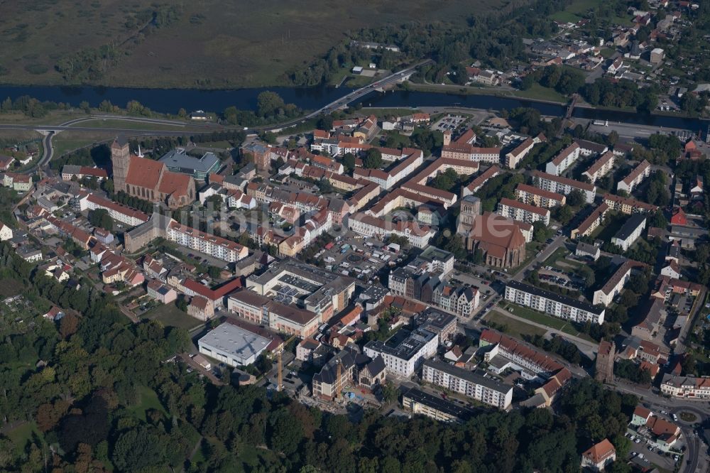 Anklam von oben - Wohngebiet der Mehrfamilienhaussiedlung entlang der Steinstraße - Keilstraße am Flussverlauf der Peene in Anklam im Bundesland Mecklenburg-Vorpommern, Deutschland