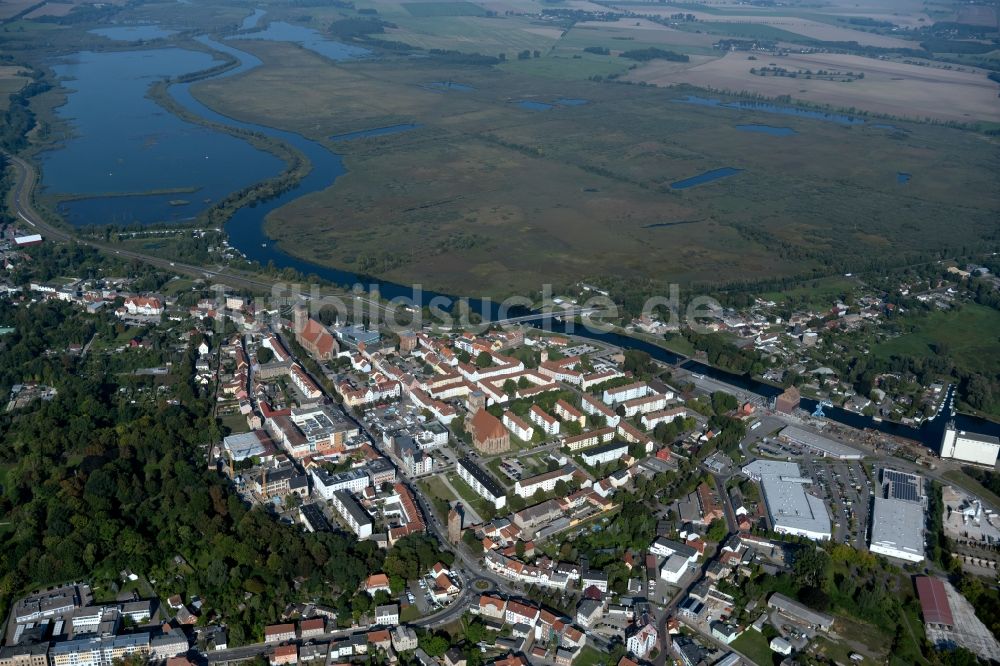 Anklam aus der Vogelperspektive: Wohngebiet der Mehrfamilienhaussiedlung entlang der Steinstraße - Keilstraße am Flussverlauf der Peene in Anklam im Bundesland Mecklenburg-Vorpommern, Deutschland